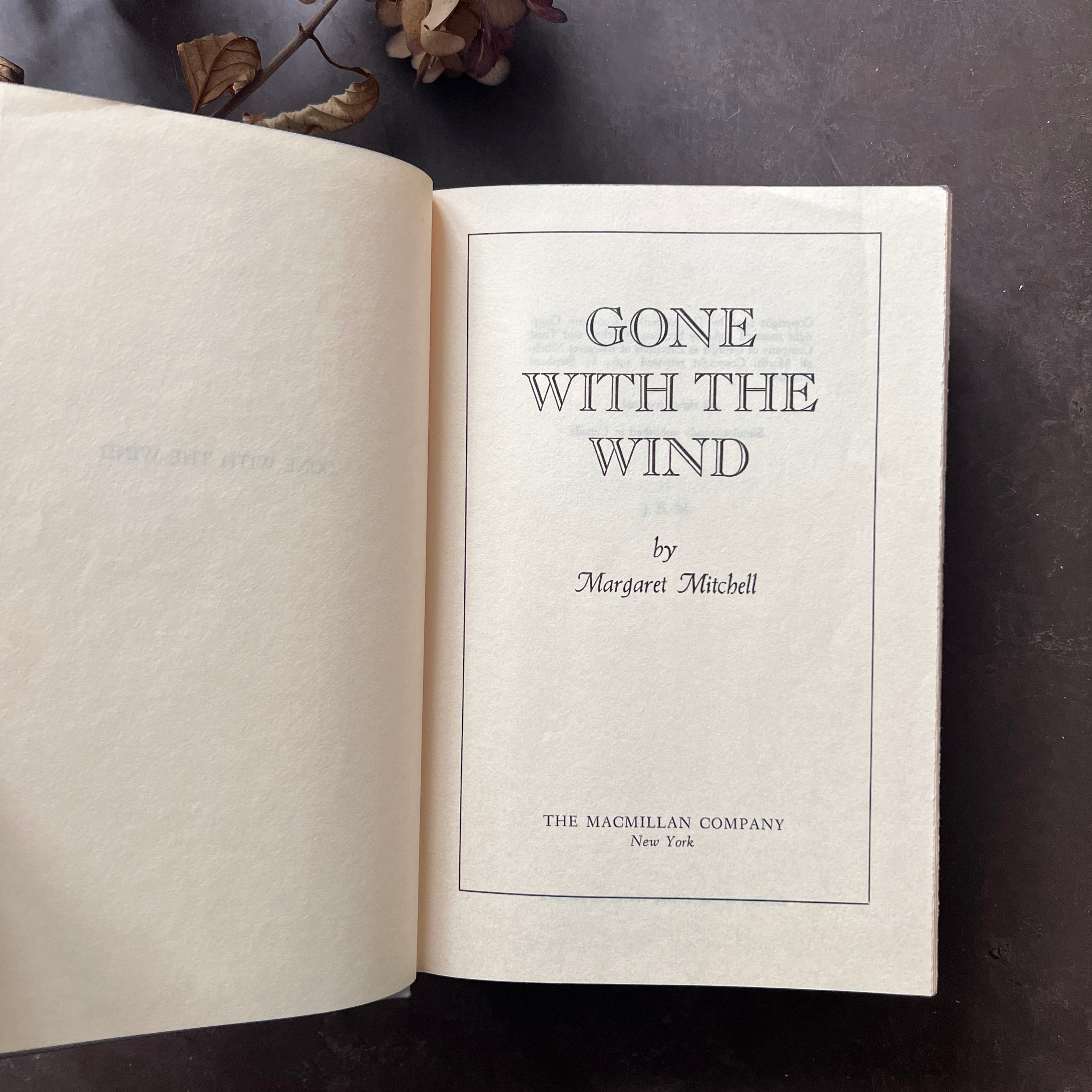 洋書 TIMES GONE BY Gone With The Wind - 1961 50th Anniversary Edition - Log Cabin Vintage
