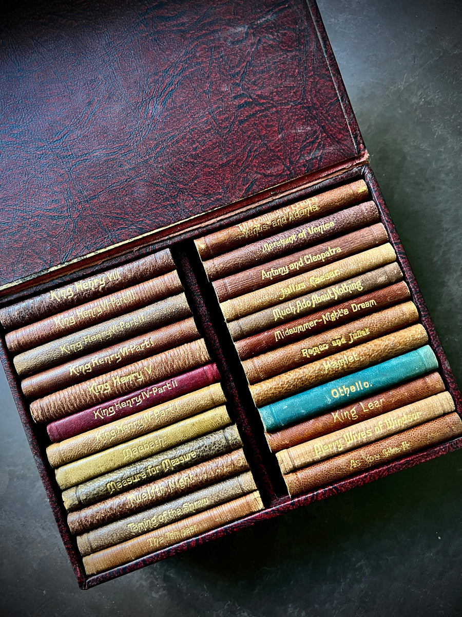 c.1910 - Knickerbocker Leather & Novelty Co. Shakespeare Miniature Book Set of Shakespeare in Leather Box