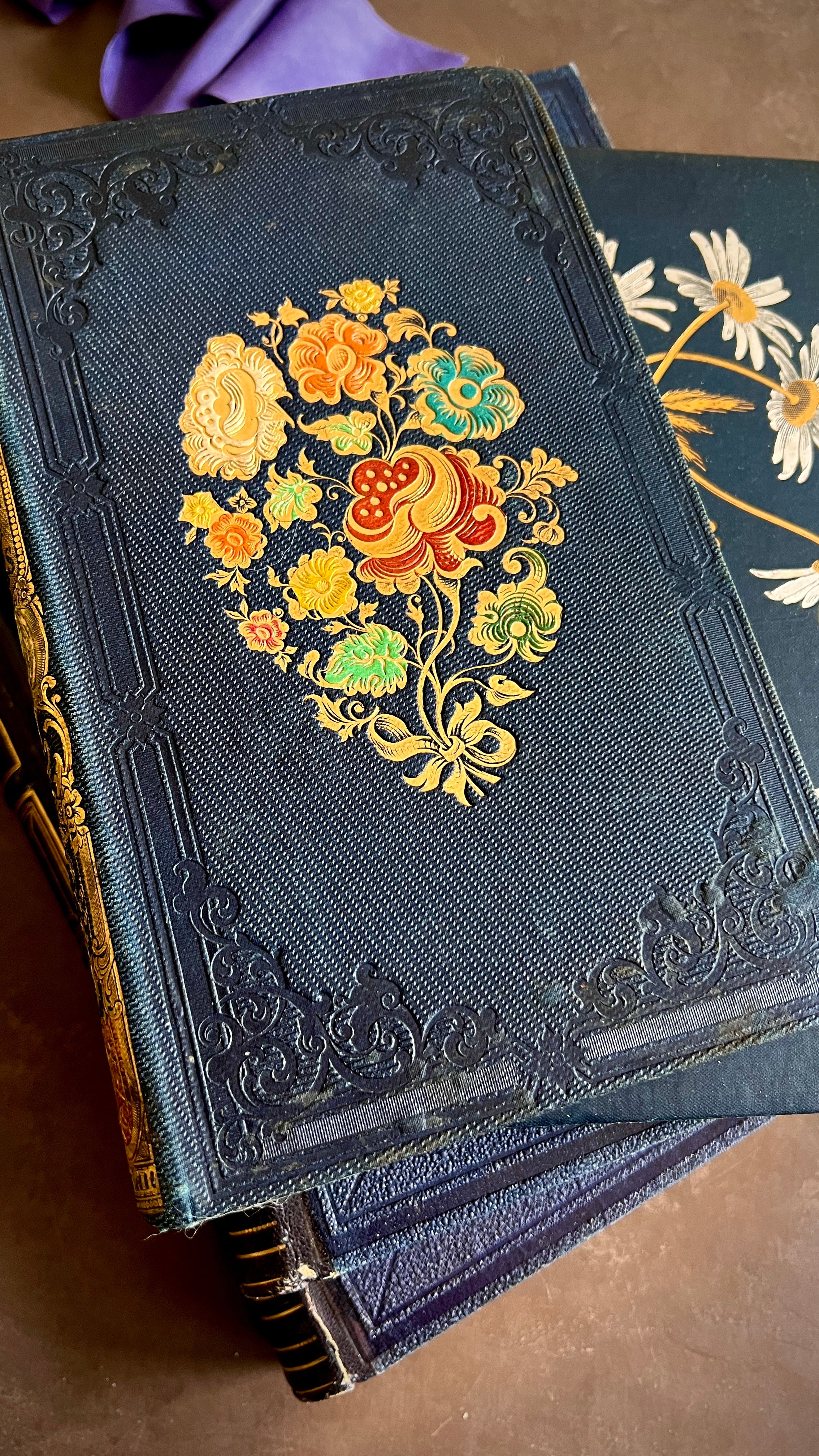 La Guerre des Deux Roses (1851) | (The War of Two Roses) – Honey Bee Mill